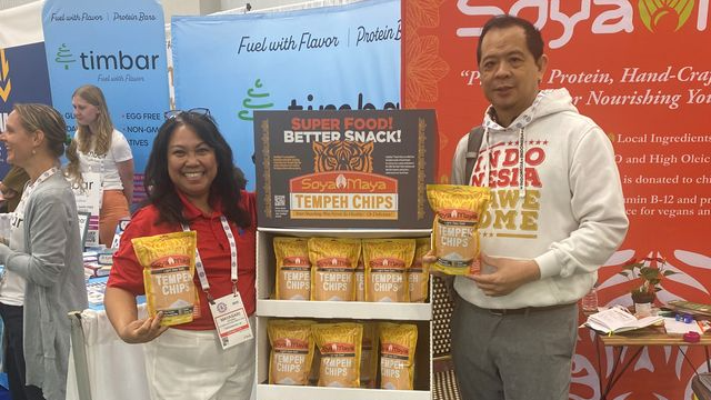 “Soya Maya Tempeh Chips: Healthy, Protein-Rich Snacks Showcased at Tradeshow Booth”.